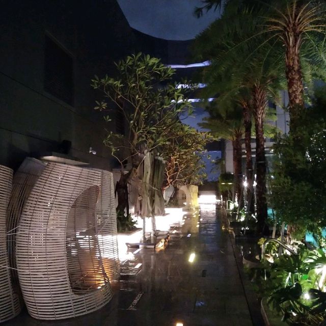 新板希爾頓絕美高空無邊際泳池