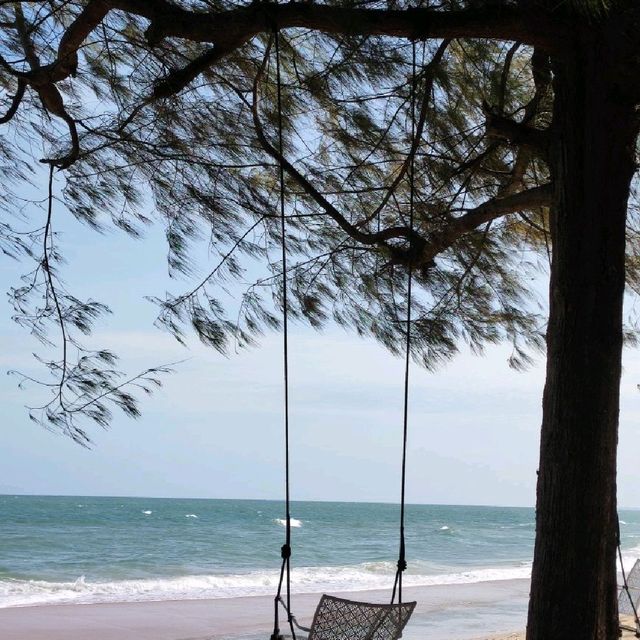 ทะเลชายหาดบ้านกรูด เงียบ สงบ เป็นส่วนตัวมาก 