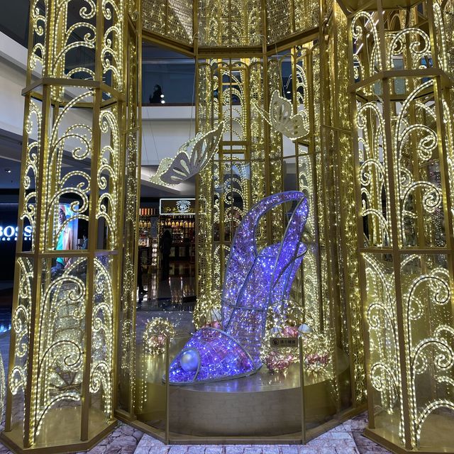 金光閃閃的聖誕燈飾.九龍堂又一城