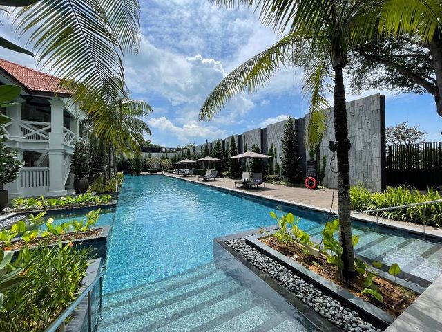 Luxury pool and resort on Sentosa Island