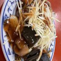 台東關山市場超人氣美食｜關山臭豆腐，湯麵、滷味也很好吃喔