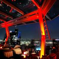 鮮紅色的Rooftop Bar內觀看廣闊夜景