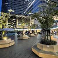 たくさんの商業施設に囲まれた新都市駅 みなとみらい駅