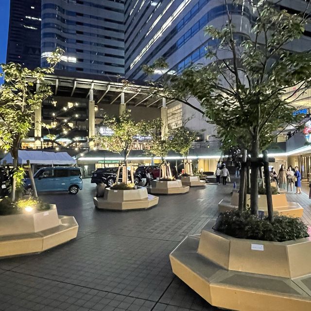たくさんの商業施設に囲まれた新都市駅 みなとみらい駅