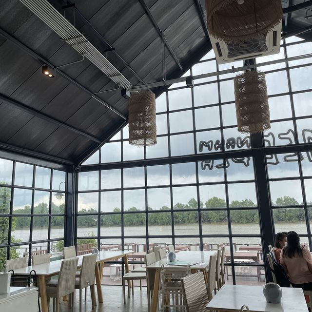 มีน้ำมีปลา 🐟 ร้านอาหารริมแม่น้ำ วิวดีมากกก🫧🎉