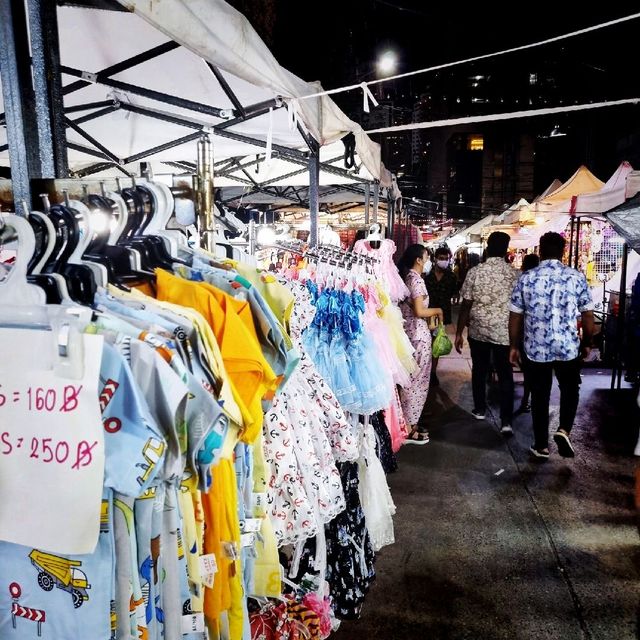 The Bustling Pratunam Night Market