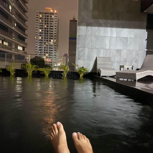 รร.ใกล้อนุสาวรีย์ รางน้ำ