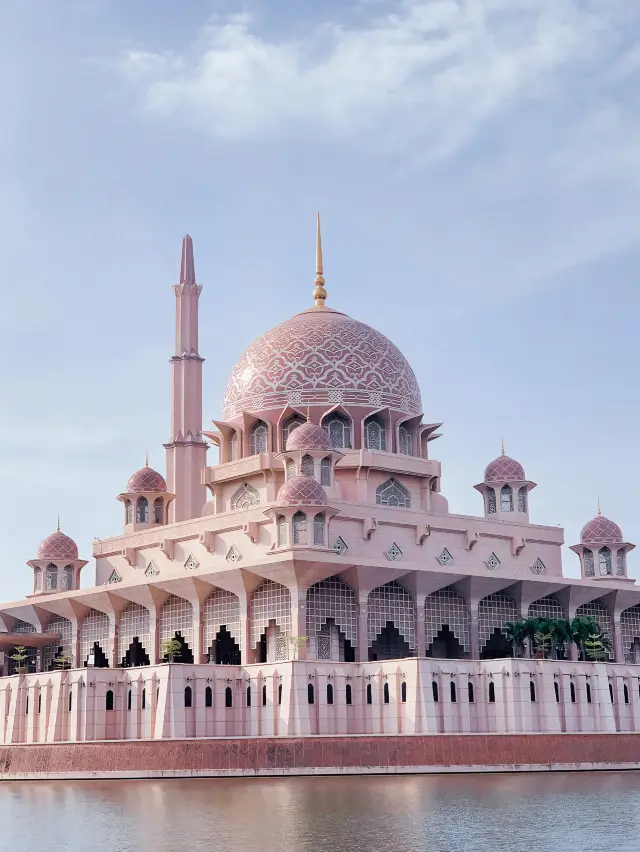 💗 The pink water mosque in Malaysia is so beautiful that it takes your breath away.
