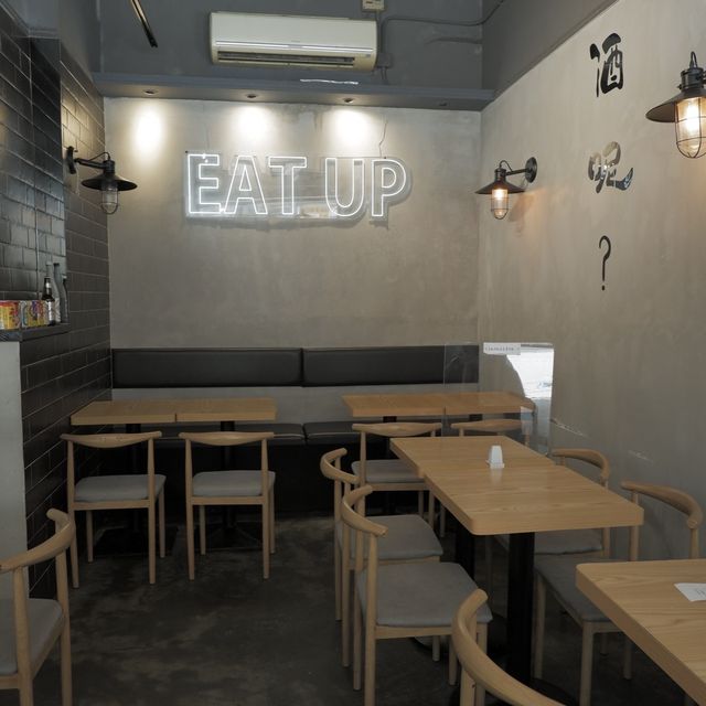 橫巷的台灣小店，魯肉很出色  