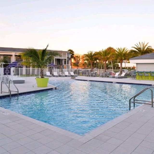 Clarion Inn & Suites Across, Orlando