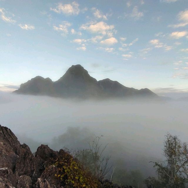 ผาแดง หนองเขียว ลาว