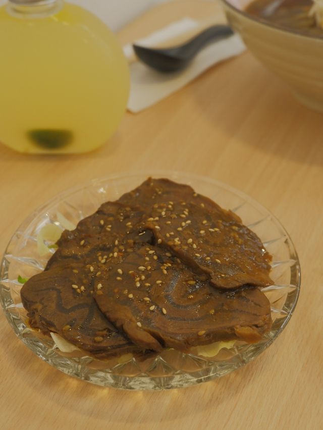零澱粉質的龍蝦蒟蒻麵，牛腱和醉雞卷都出色 