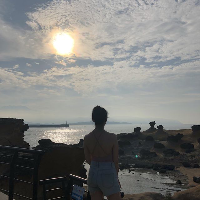 여왕머리바위를 볼 수 있는 대만 예류지질공원 