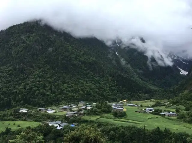 The Hike to Upper Yubeng Village 