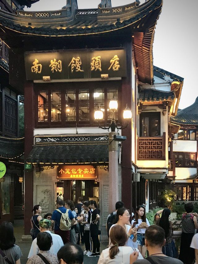 옛 건축양식이 내뿜는 화려한 야경, 예원상장(豫园商场)