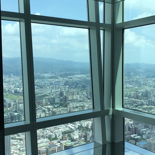 從高處遠眺台北迷你房屋，尋找藏身台北的秘密-101眺望台