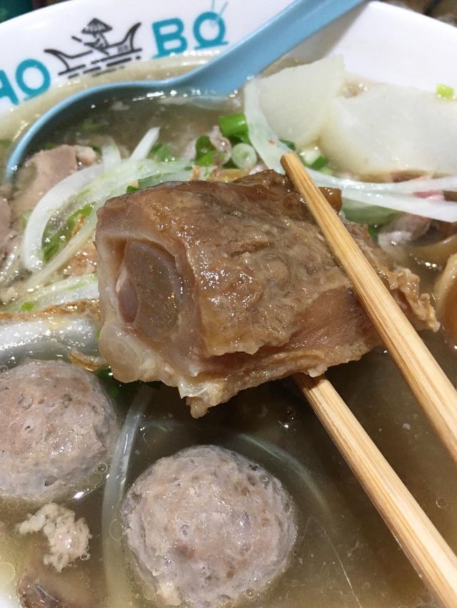  廟街裏的越南小店 大大碗牛骨河粉😋