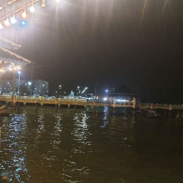 ร้านปะการังเรือนน้ำ บางแสน อาหารอร่อย วิวดี