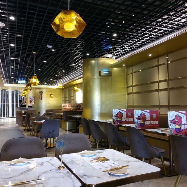 金玡居餐廳的戶外平台，假日寵物親子歡樂餐聚！
