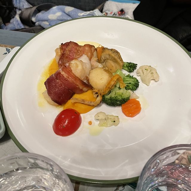 迪士尼食嘢，唔使排隊，有乜好選擇，大冒險家餐廳
