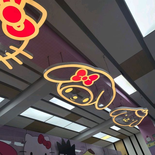 7 Eleven with Sanrio characters decoration