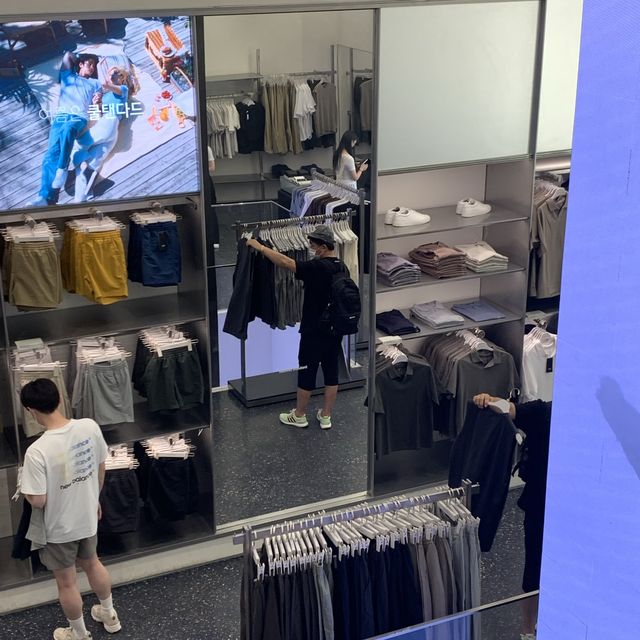 홍대 핫플, 무신사 스탠다드