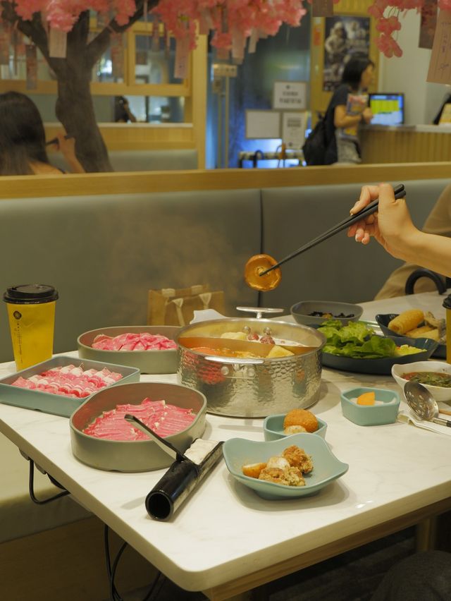 櫻花樹下台式火鍋，真材實料的湯底和高質牛肉 