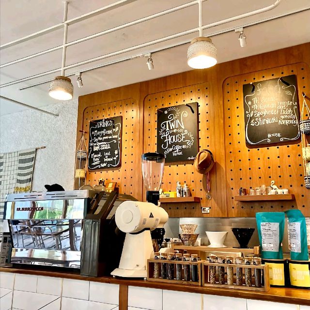 Twin Housemate Cafe