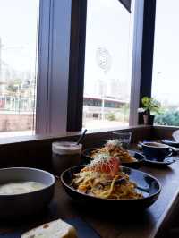 輕鐵旁的木系Cafe 