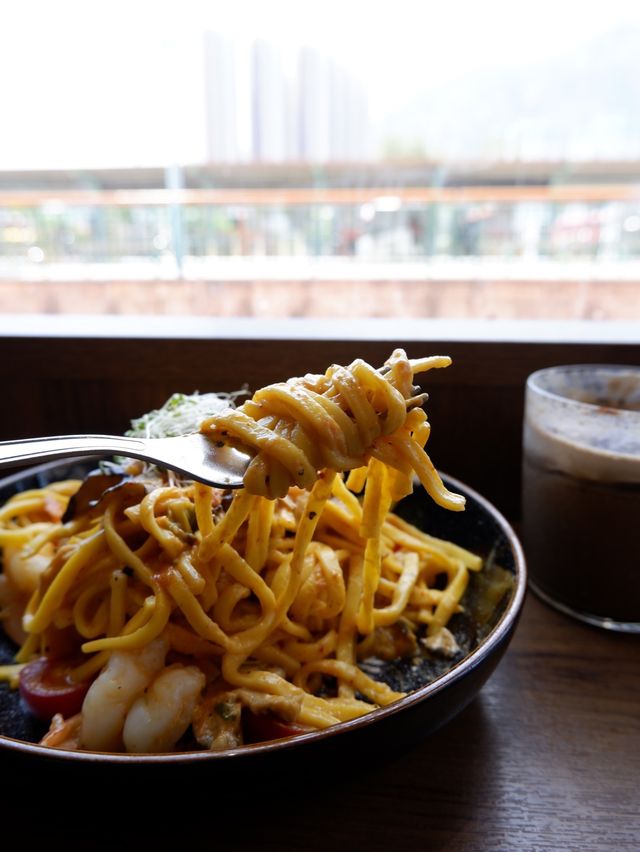 輕鐵旁的木系Cafe 