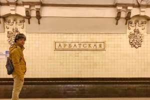 ถ่ายรูปเล่นที่สถานีรถไฟใต้ดิน moscow