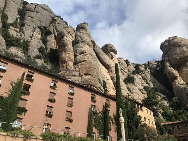 スペイン🇪🇸 女の子の人気の名前1位になったモンセラットをご紹介
