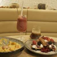 屋邨內的白色Cafe，配角奶茶雪糕好突出