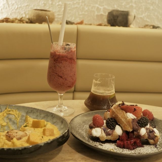 屋邨內的白色Cafe，配角奶茶雪糕好突出