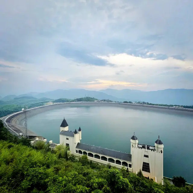 Reservoir with 360 view! 