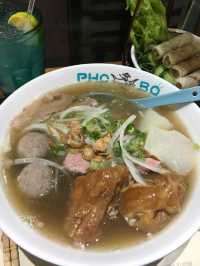  廟街裏的越南小店 大大碗牛骨河粉😋