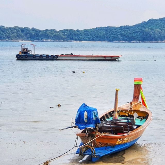 ชมหาดสวย ที่เต็มไปด้วยเรือมากมาย