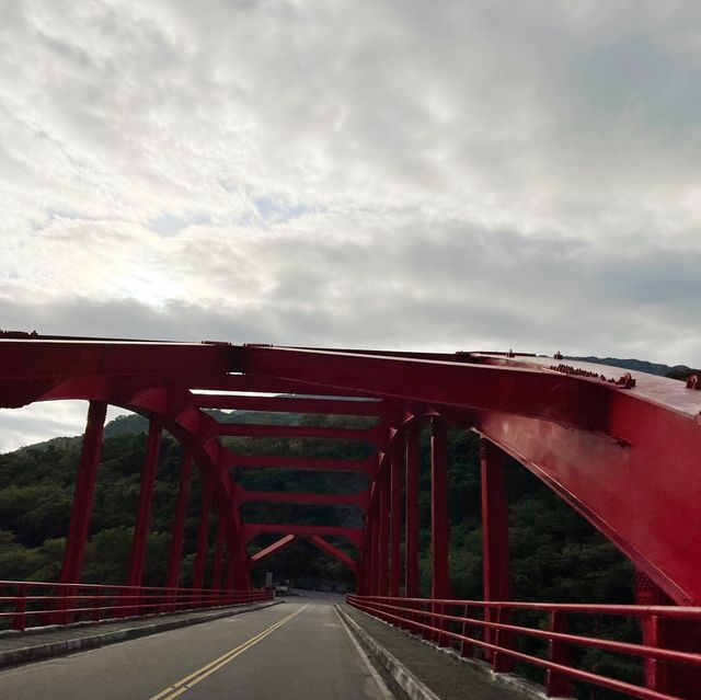紅葉大橋｜山中的溪谷中紅色大橋