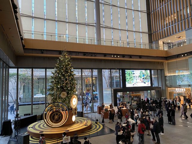 東京・丸の内『Marunouchi Bright Christmas 2022』丸ビルのクリスマスツリー。