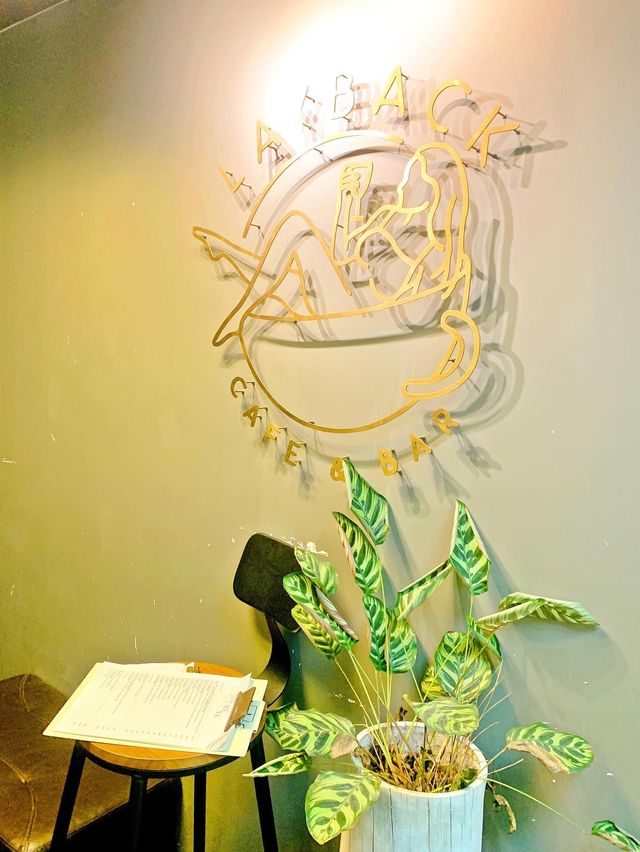 可愛熊仔打卡 Cafe  好耐無同閨蜜見面 諗住約佢去間特別啲嘅餐廳等佢開心吓 呢間餐廳有堆熊仔打卡位都幾得意  不過可惜中間有好多玻璃枱 影相有啲唔方便 同埋高咗上一層，建議嚟打卡嘅朋友 一喺著褲、