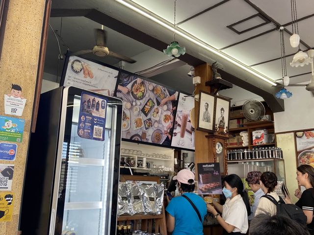 กาแฟสุดคลาสสิก อาหารเช้าบรรยากาศย้อนเสน่ห์วันวาน☕️