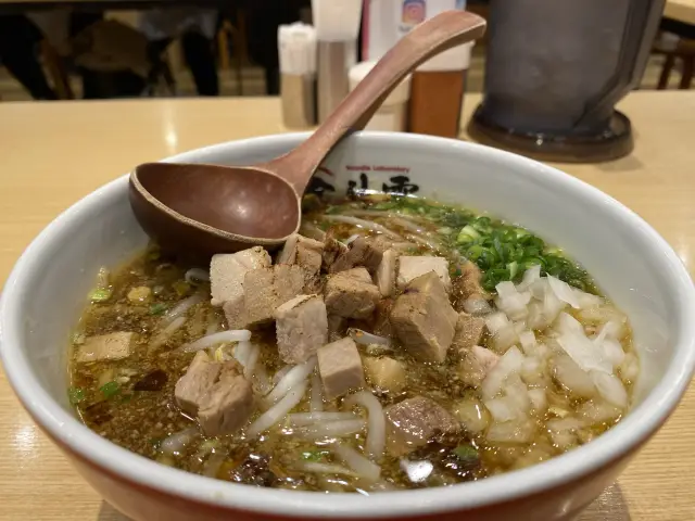 福岡空港。国内線空港内『ラーメン滑走路』で鹿児島ラーメン『Noodle Laboratory 金斗雲』に着陸✈️