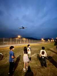 近距離望著飛機衝上雲霄 | 機場跑道尾