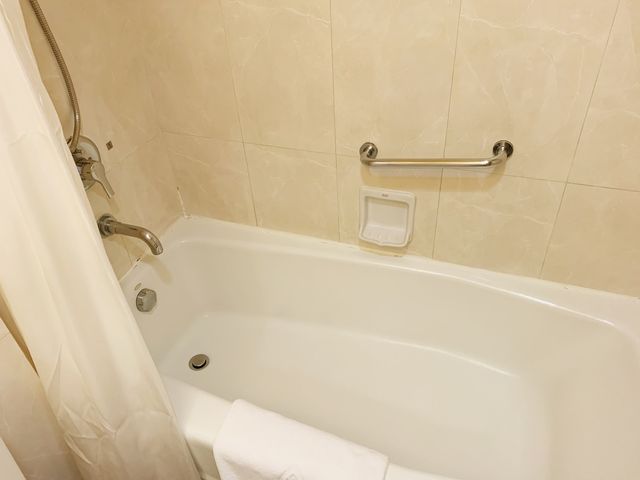 三百幾蚊都住到有Smart tv同浴缸嘅酒店🛀🏻