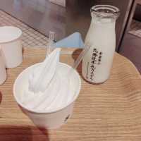 濃厚ソフトクリーム　北海道牛乳カステラ　新千歳空港