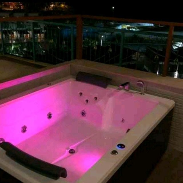 big room with jacuzzi n delicious food 