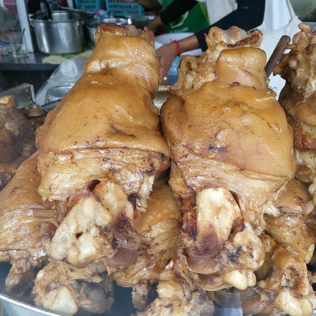 Hatyai's ultimate braised pork leg rice 