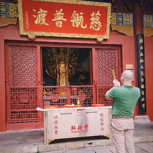Offering prayers in Hongfa temple 🙏