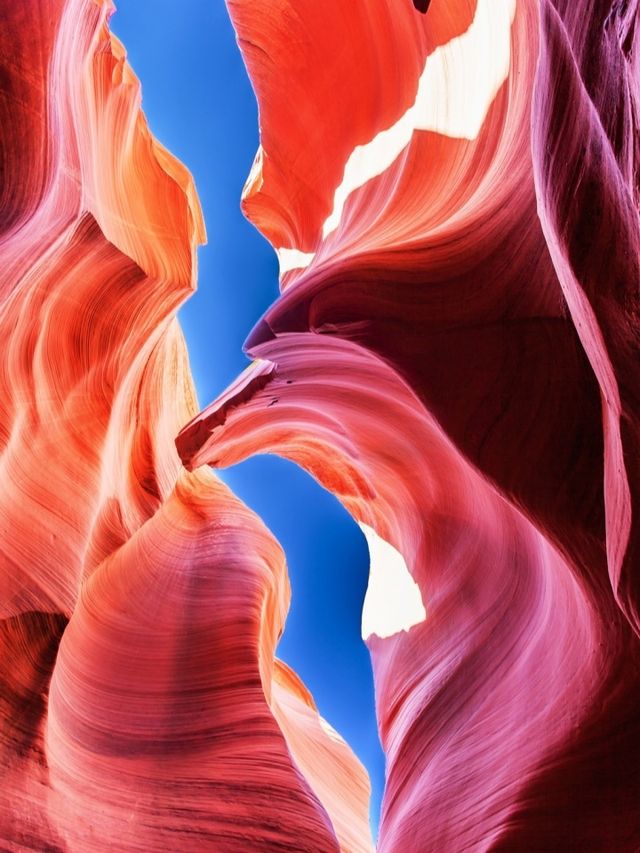 Go to the narrowest and most magical Antelope Canyon in the world to enjoy the magical and colorful colors.