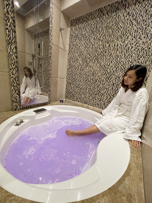 圓形浴缸打卡一流 | 生日送美酒